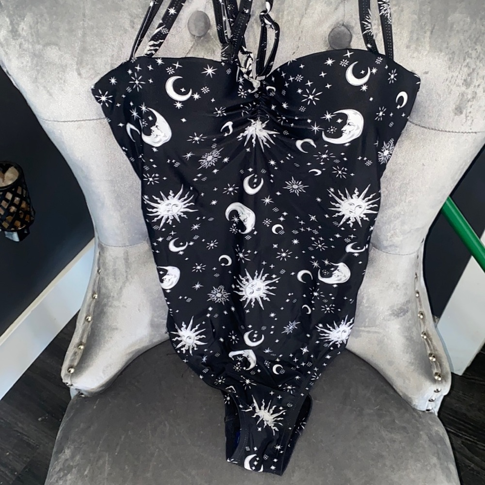 Sun and moon one piece swimsuit with push up